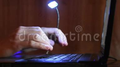 电脑键盘上的手写字，键盘从LED灯上方亮起